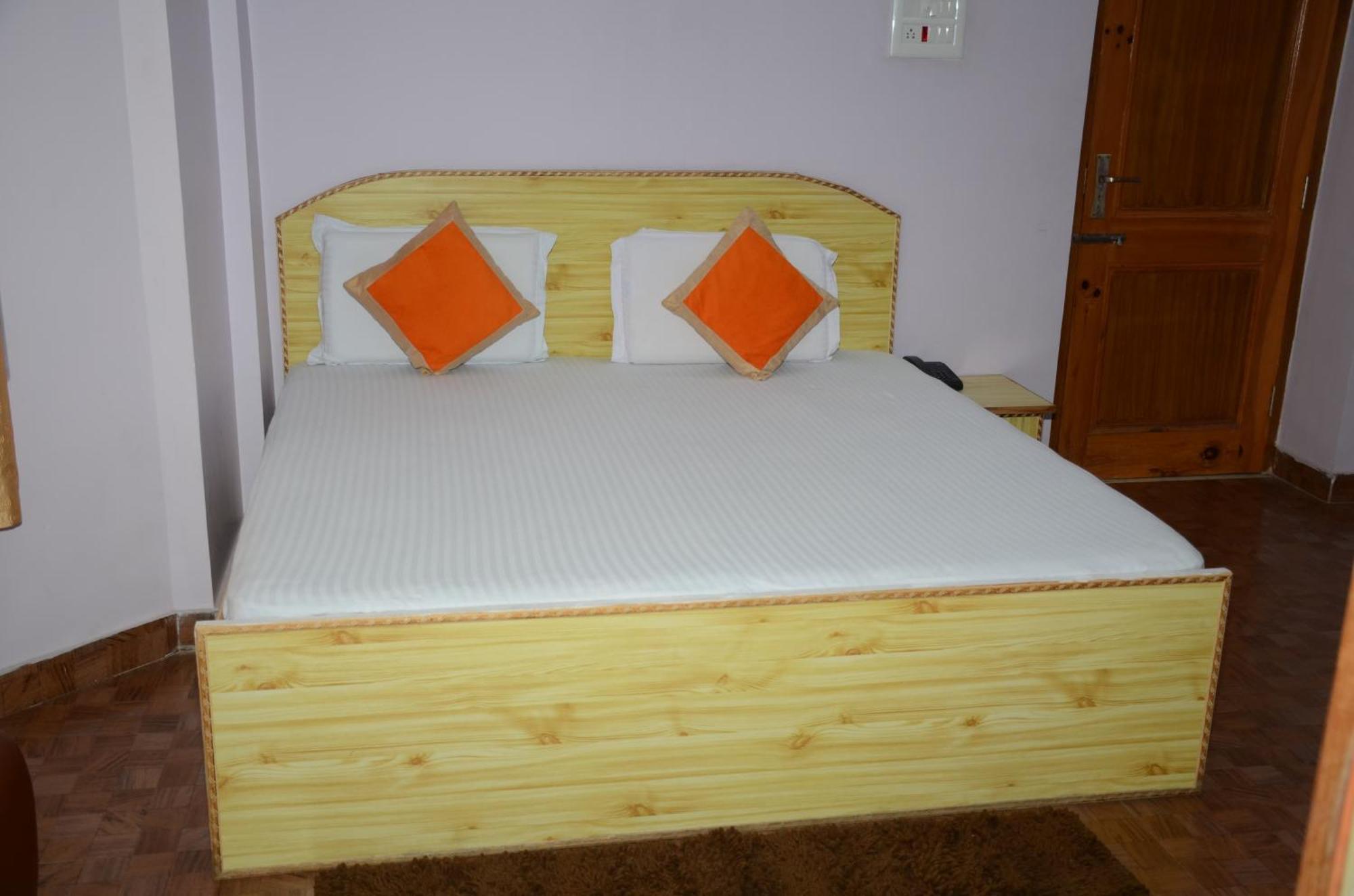 Hotel Alpine View Sarahan ภายนอก รูปภาพ